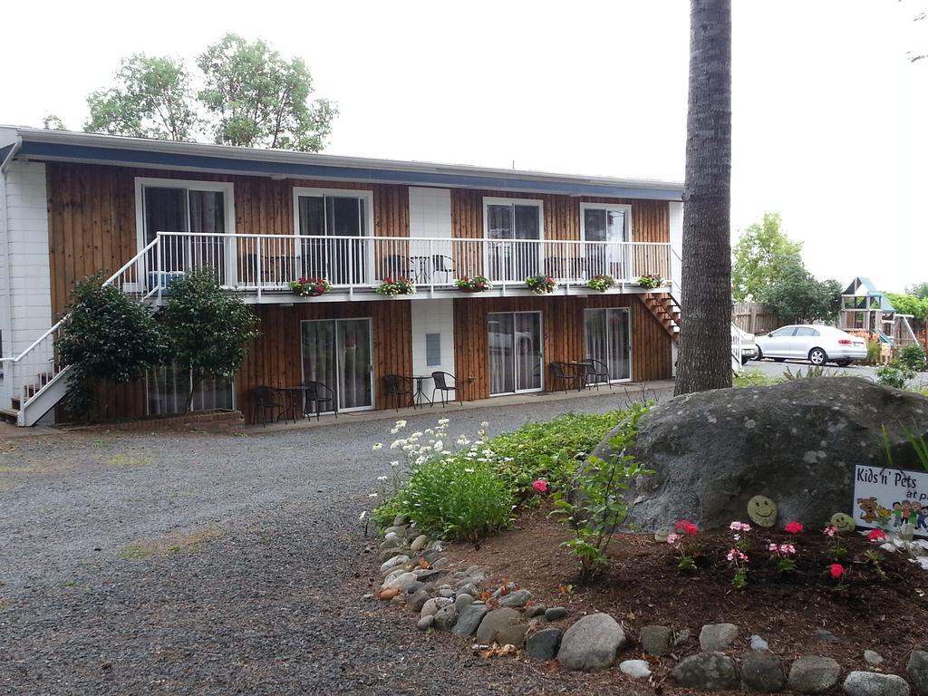 Edgewater Motel Кэмпбелл-Ривер Экстерьер фото