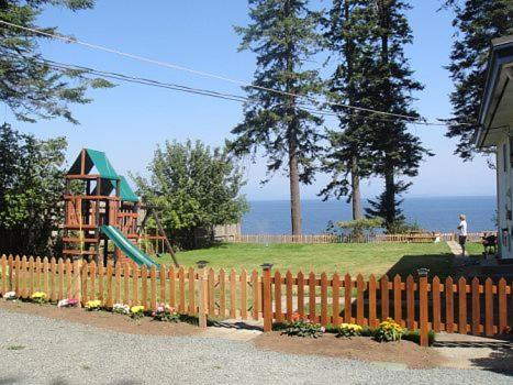 Edgewater Motel Кэмпбелл-Ривер Экстерьер фото